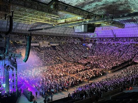 ¡El concierto de Wilco en el Palau Sant Jordi: Una noche mágica llena de nostalgia y energía!